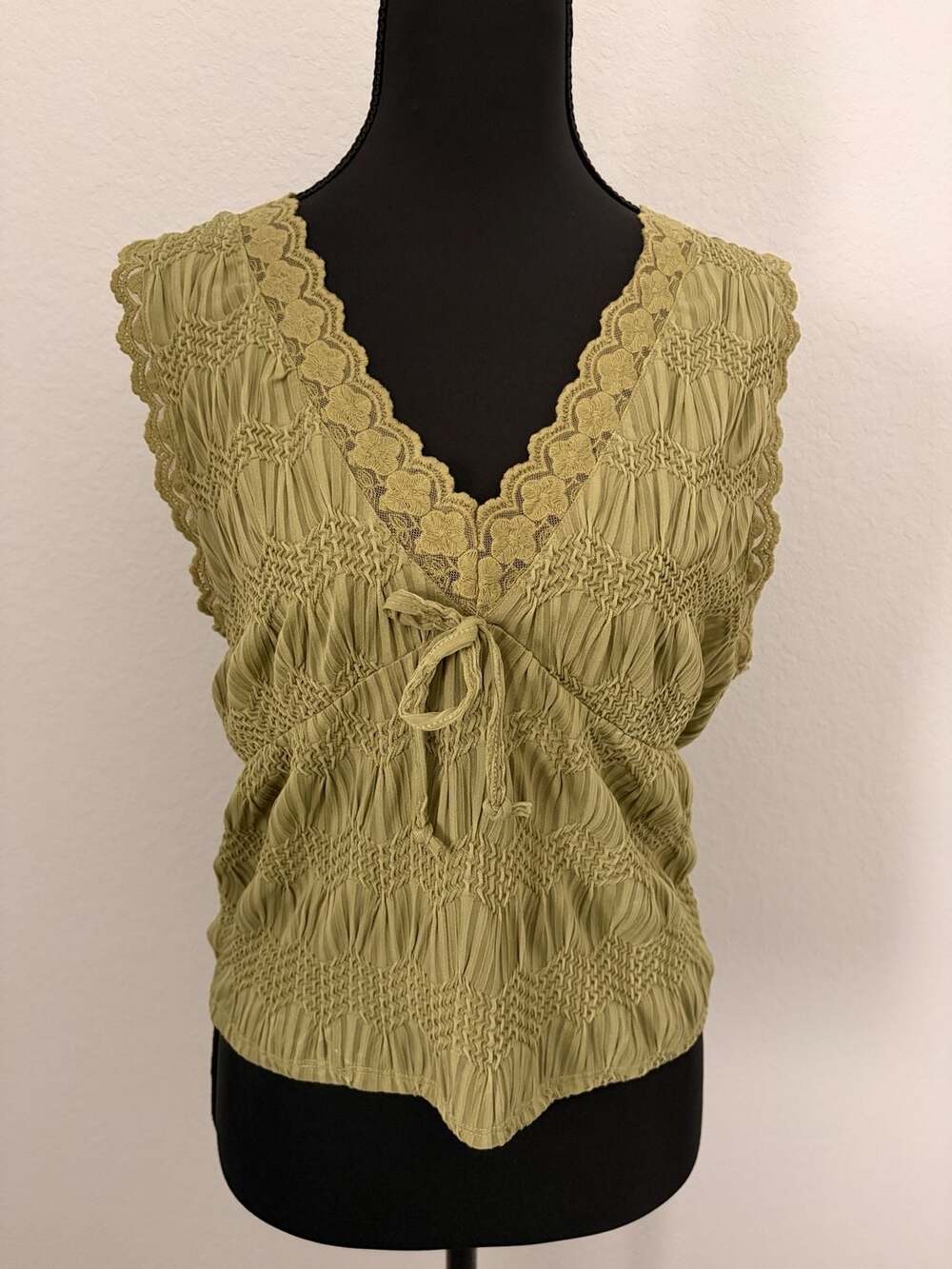 Willow & Root Top Size L Olive Green Lace